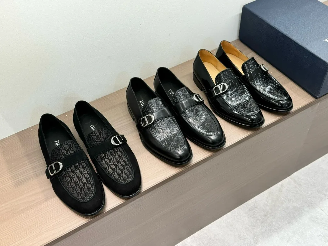 [Dior Dior] Top P: 960💰 Standard code 39-44 (38.45.46 custom-made, non-refundable and non-exchangeable) Dior Dior's latest high-end men's boutique casual leather shoes, the upper is carefully made of black cowhide/open-edge beaded leather/high-mercerized frosted cowhide, the classic silhouette shows elegance, and the upper strap is matched with a metal-coated CD Icon decorative buckle to enhance the style. Comfortable and lightweight, the Italian leather sole features anti-slip rubber inserts. The Blake structured leather sole with anti-slip details showcases Dio*'s exceptional craftsmanship. Elegant and refined, it can be matched with all kinds of suits.